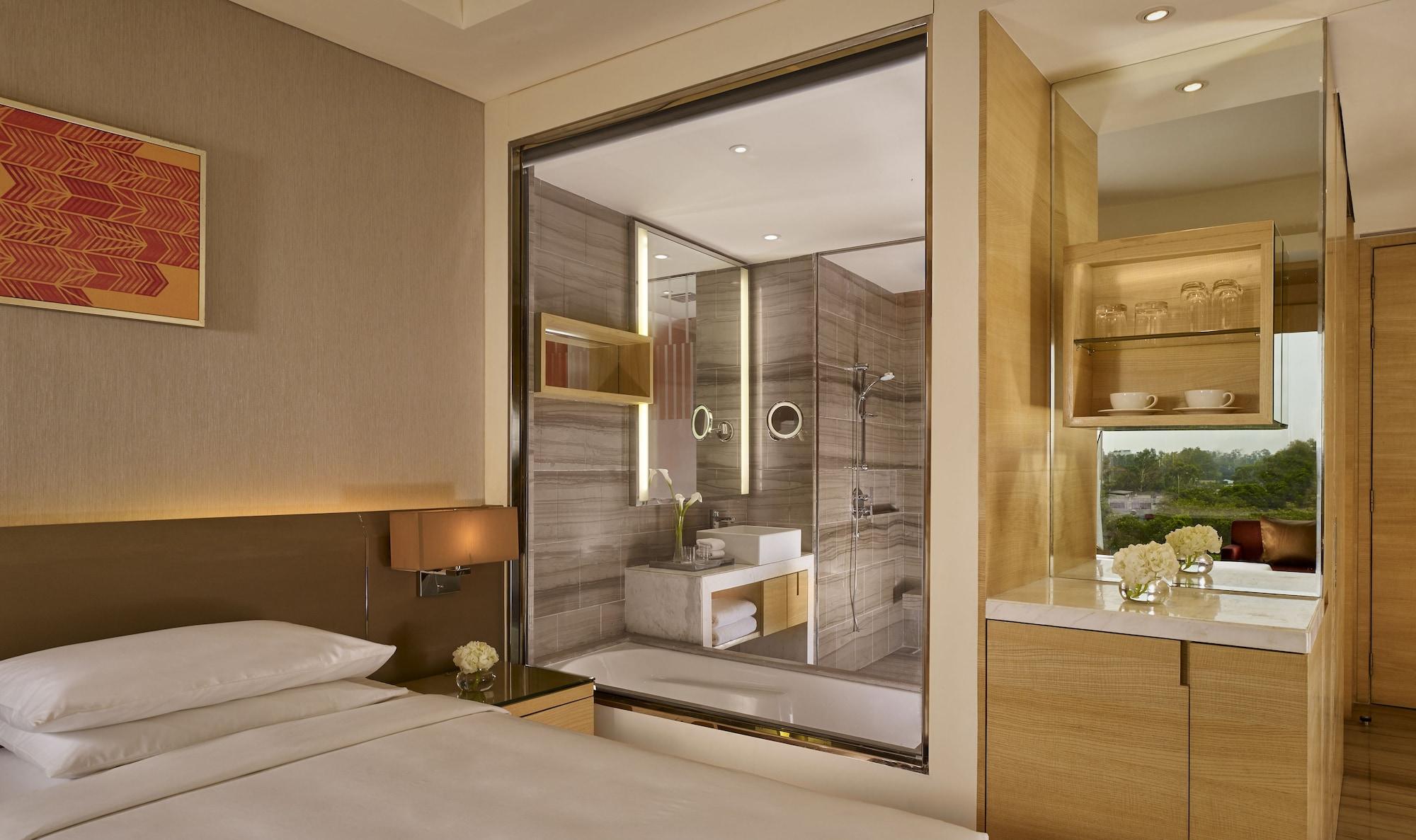 Hyatt Regency Chandigarh Chandīgarh Exterior foto A bathroom with a glass shower enclosure